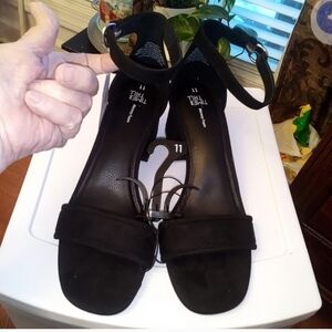 Tim & Tru NWT Women's Black Suede Sandals 11 Chunky Block Heels Ankle Straps